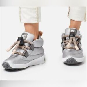 SOREL Waterproof insulated puffy boots booties. Matte silver. SIZE 9.